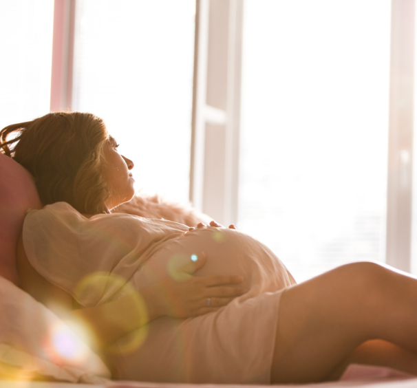 femme enceinte pensant à l'accouchement