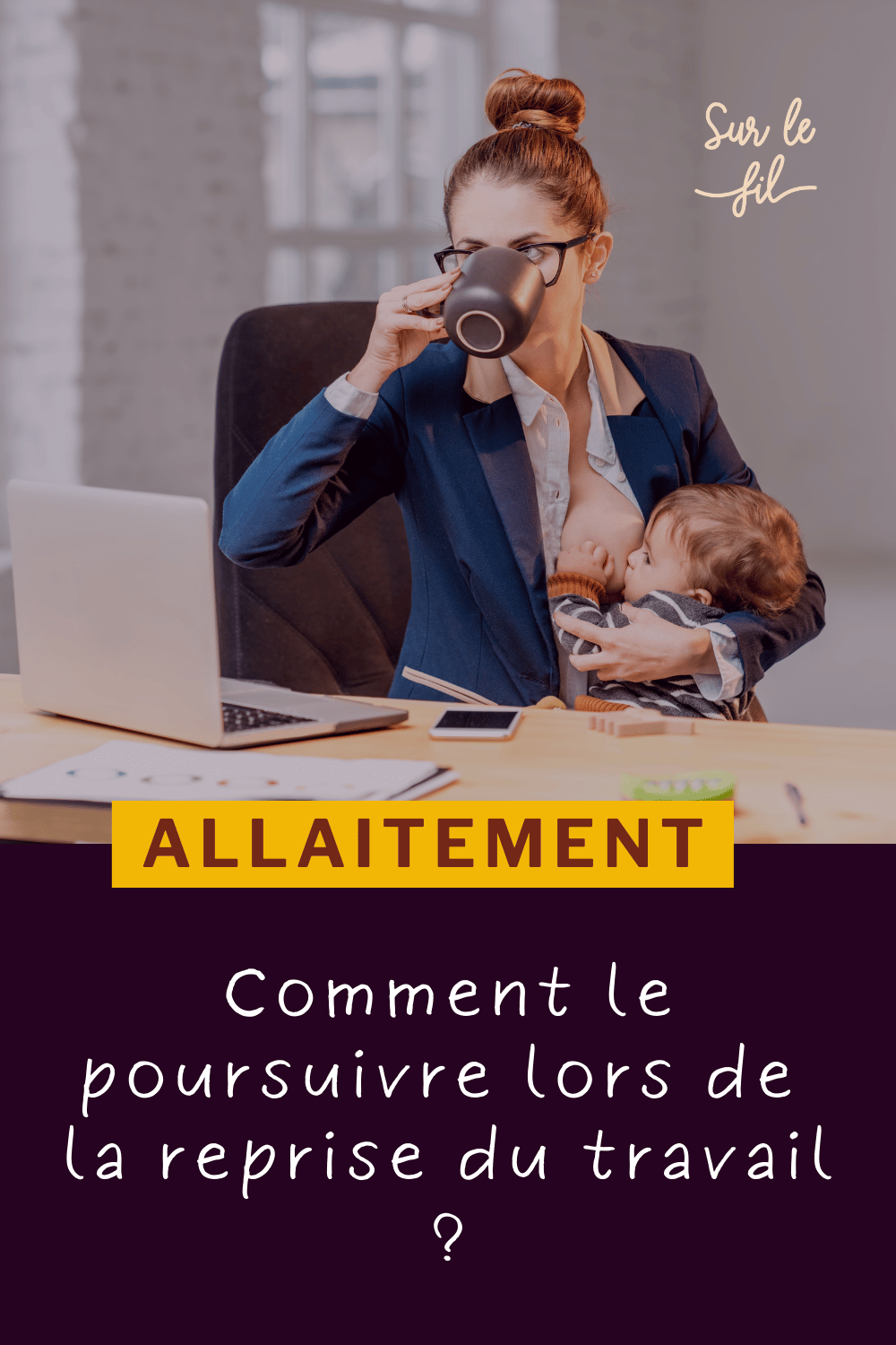 allaitement reprise travail Femme travaille en allaitant et buvant un café devant ordinateur